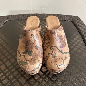 Sundance Catalog Five Worlds Corianne leather wood floral clogs size 6 READ